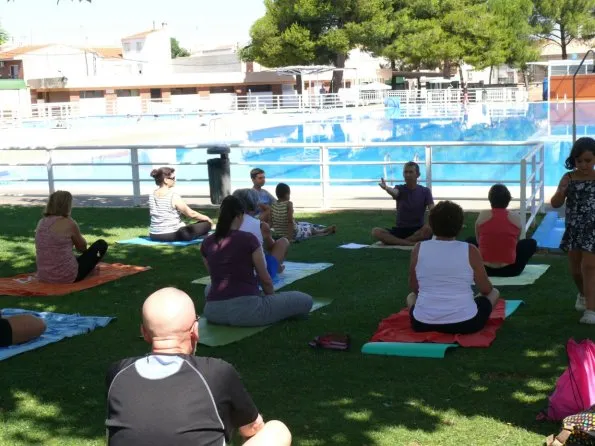 imagen de cursos de yoga en la Piscina Municipal de Miguelturra
