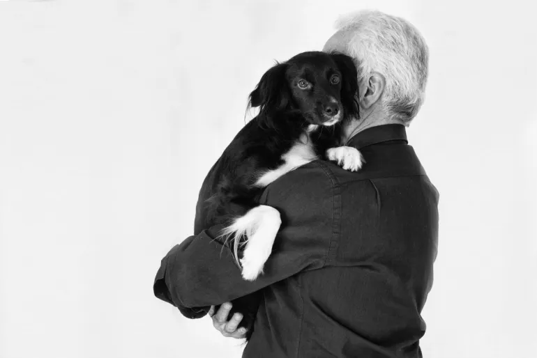 curso imagen de la terapia que aporta una mascota en épocas adultas al ser humano