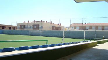 eventos, imagen del Candelario León Rivas y gradas del campo de fútbol de Miguelturra