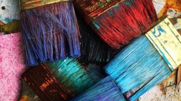 evento imagen de unas brochas de pintura de diversos colores