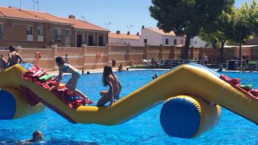 evento imagen de los hinchables en la Piscina Municipal