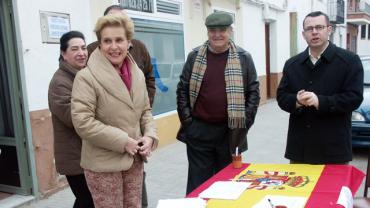 Carmen Quintanilla recabando firmas en Miguelturra