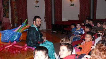 imagen de niños, niñas y Jordi Tebé, diciembre 08