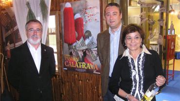 imagen de Román Rivero en feria turística griega