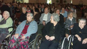 personas discapacitadas en un acto social