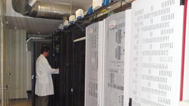 imagen de técnico en los servidores de VARnet