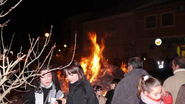 Imagen de la hoguera de San Antón, 2012.