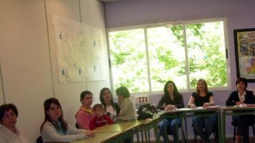 imagen de sesión de la escuela de madres-padres