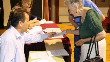 imagen entrega de los cheques, 17 julio de 2014