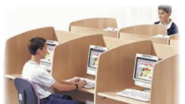 imagen de jóvenes en un ciber café