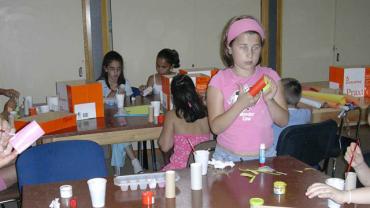 Niños y niñas en el taller de marionetas, junio 06