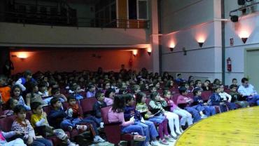 imagen de escolares en la casa de cultura,abril 08