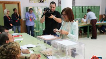 imagen de Victoria Sobrino votando, mayo 2015