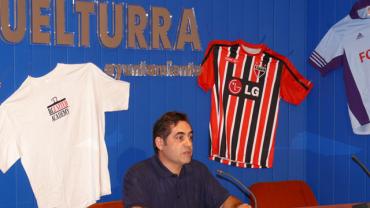 imagen de Manuel Viso presentando el Mundialito 07