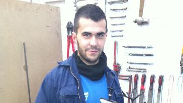 Imagen del trofeo y su creador, noviembre 2012.