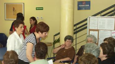 Mercedes Soler imparte curso de yoga, junio 2006