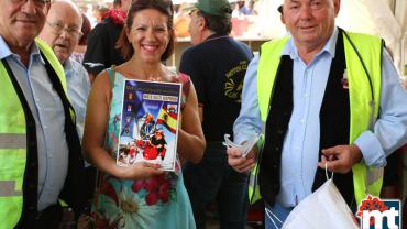 imagen de Victoria Sobrino recibiendo una placa de Moto Guzzi, Ferias y Fiestas Miguelturra 2016