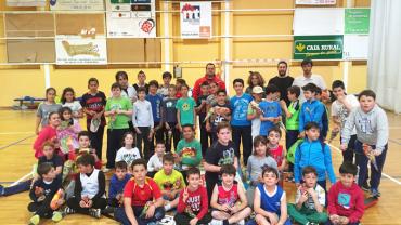 imagen de monitores, monitoras, niños y niñas participantes en la jornada de baloncesto, mayo 2016, imagen del área de Deportes
