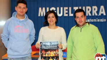 imagen de la concejala de Cultura y Festejos junto con Cansaliebres, enero de 2016