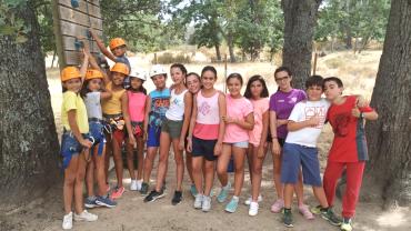 imagen de chicos y chicas durante las actividades de multiaventura, Campamento Musical 2019