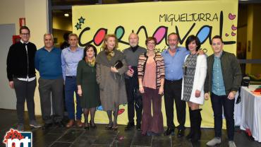 imagen de las Máscaras Mayores 2019 en el hall del CERE, Miguelturra