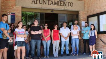 imagen del minuto de silencio frente a las puertas del ayuntamiento, junio 2016