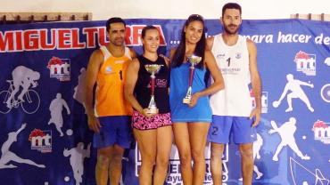 imagen de las duplas ganadoras del torneo de vóley playa, agosto 2015