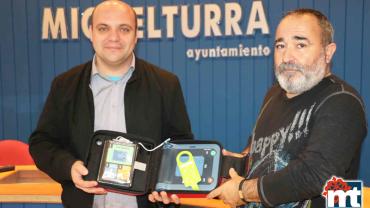 imagen de la entrega de los tres nuevos desfibriladores, febrero 2o16