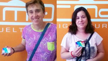 imagen de dos de las tres ganadoras del concurso del Facebook de Deportes, verano 2015