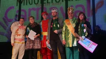 Personas ganadoras y autoridades del Primer Concurso de Escaparates del Carnaval de Miguelturra