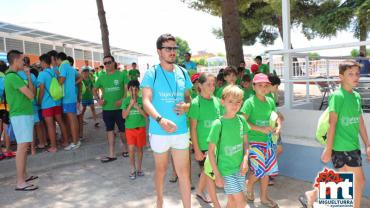 imagen de monitores y alumnado del Campus de Fútbol 2015 en la Piscina Municipal