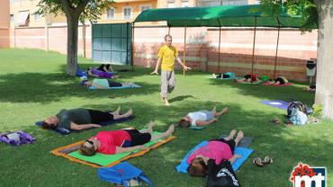 imagen de los cursos de Yoga que se han iniciado en la Piscina Municipal, julio 2015