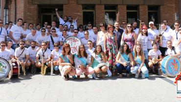 imagen de autoridades, organización y charangas participantes, septiembre 2015