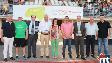 imagen de autoridades y casas patrocinadoras en la inauguración del Campus de Fútbol de Miguelturra 2016