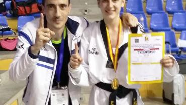 imagen de Natalia Ruedas y Miguel Ángel López con la medalla de oro, abril 2016