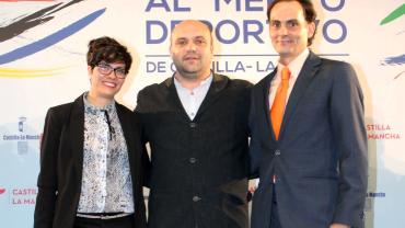 imagen de María Pilar León Díaz (iz) ,  Santiago Mascaraque Crespo (der) y el Concejal de Deportes José Félix Martín Ruiz (centro)