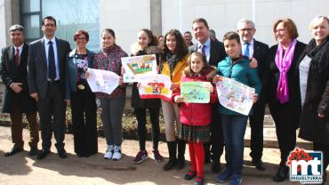 imagen de autoridades y alumnado tras la colocación de la primera piedra del quinto colegio, marzo 2018