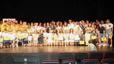 imagen de autoridades y deportistas durante la recepción oficial en el Teatro Cine Paz, junio 2017