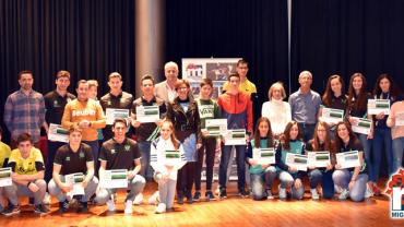 imagen grupal de autoridades y deportistas en la Casa de Cultura, enero 2019