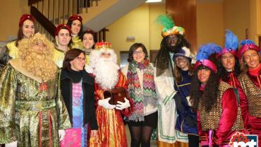 imagen de sus majestades los Reyes Magos de Oriente, pajes y autoridades locales en el interior del Ayuntamiento