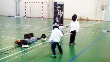 imagen de una de las sesiones del primer Taller de Esgrima en Miguelturra, junio 2016