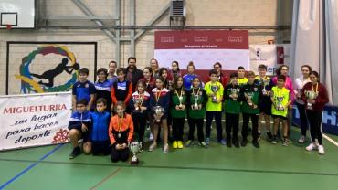 imagen de autoridades y participantes tras el torneo, fuente imagen Club Tenis Mesa Miguelturra, febrero 2020