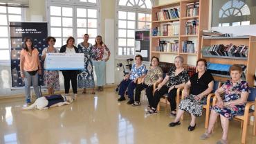 imagen de la entrega del cheque, terapia asistida con animales, Miguelturra 2019.