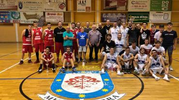 imagen de participantes y autoridades tras el partido, septiembre 2018, fuente imagen CB Miguelturra