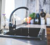 imagen de una cocina y un grifo de agua abierto